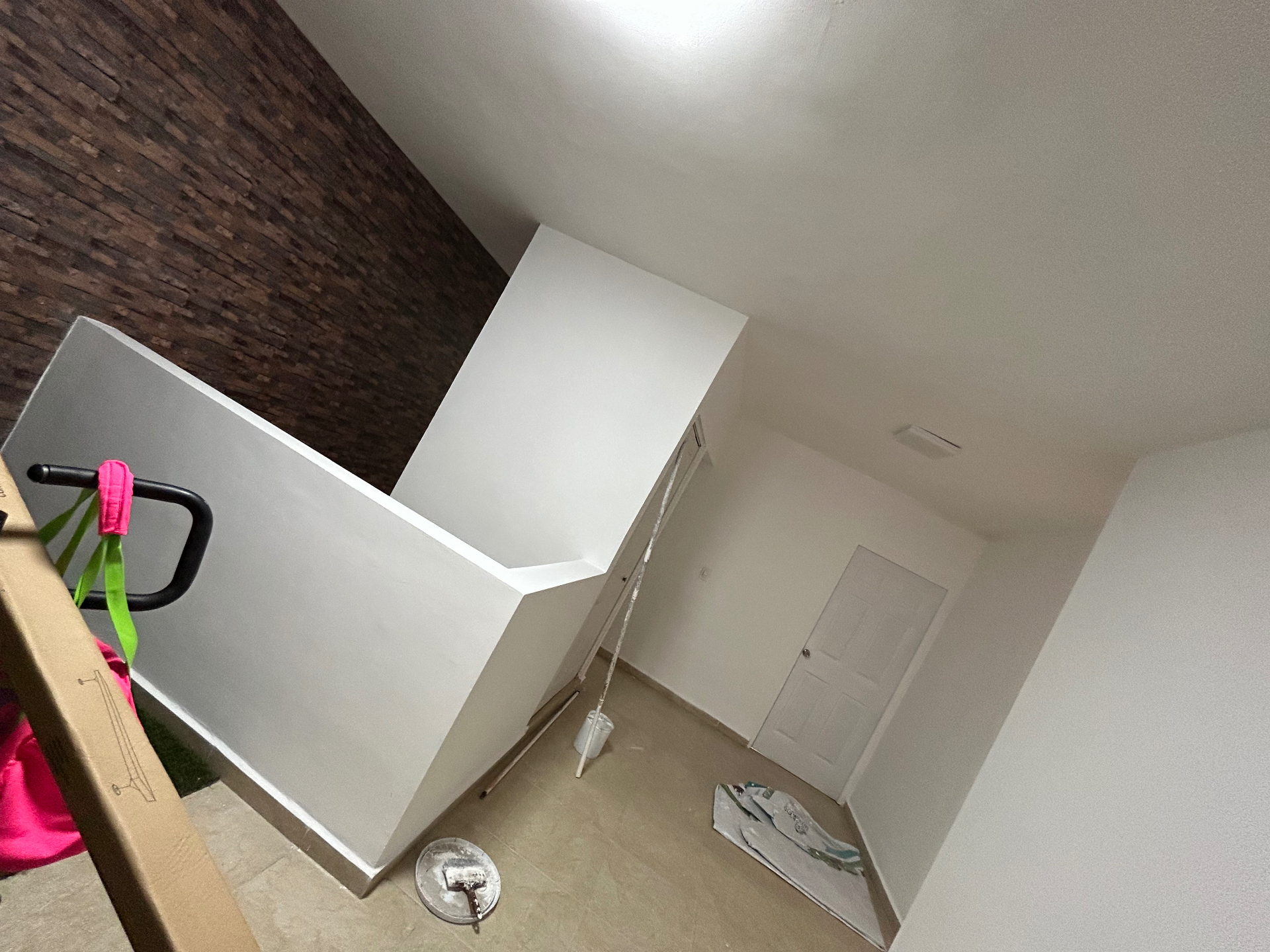 Interior residencial con muros y plafón pintados en acabado blanco