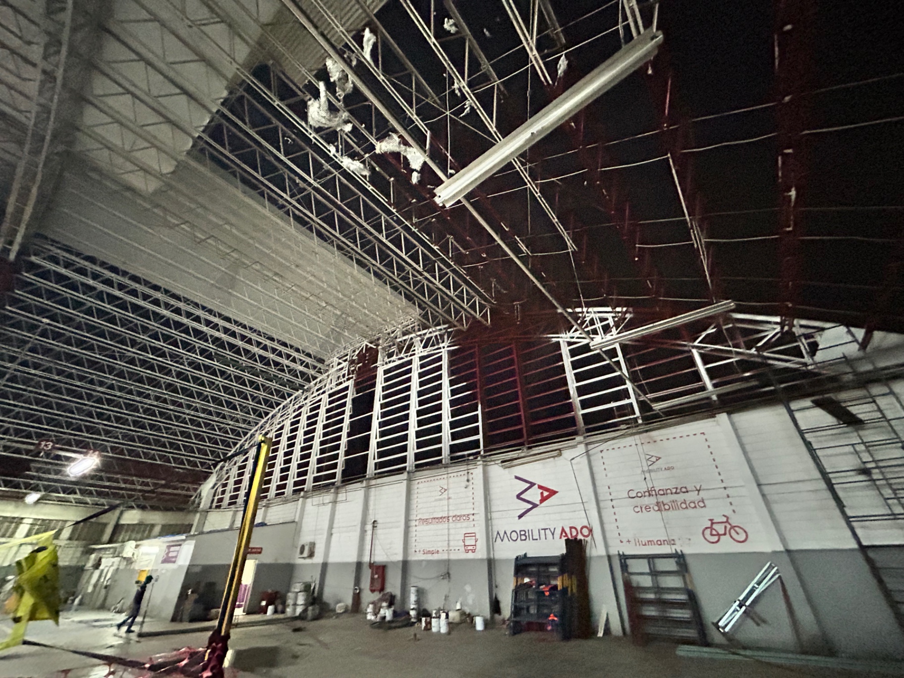 Interior de la nave con la estructura metálica totalmente pintada de blanco