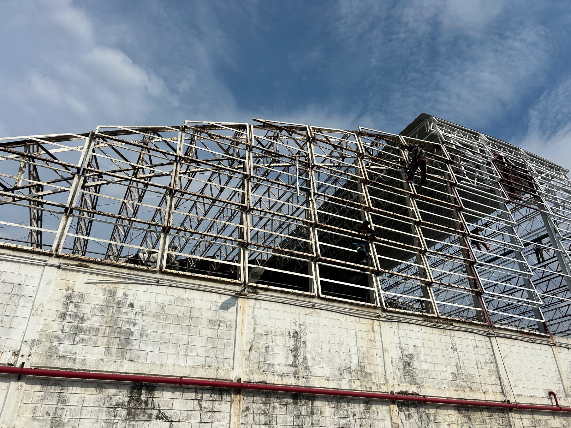 Estructura metálica con oxidación antes del proceso de preparación y pintura