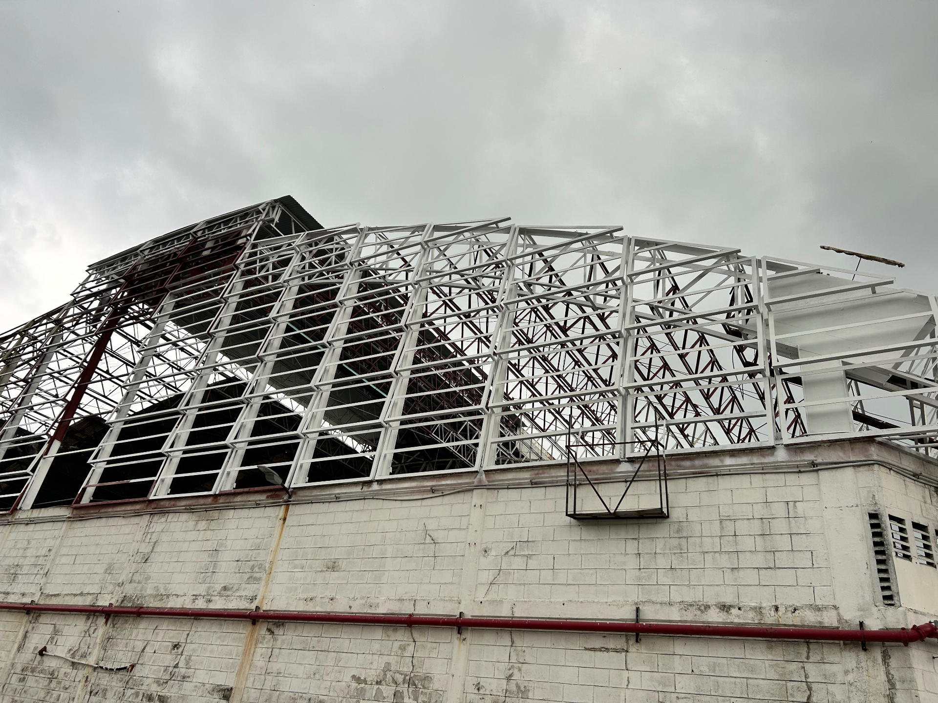 Estructura metálica con acabado blanco terminado vista desde el exterior