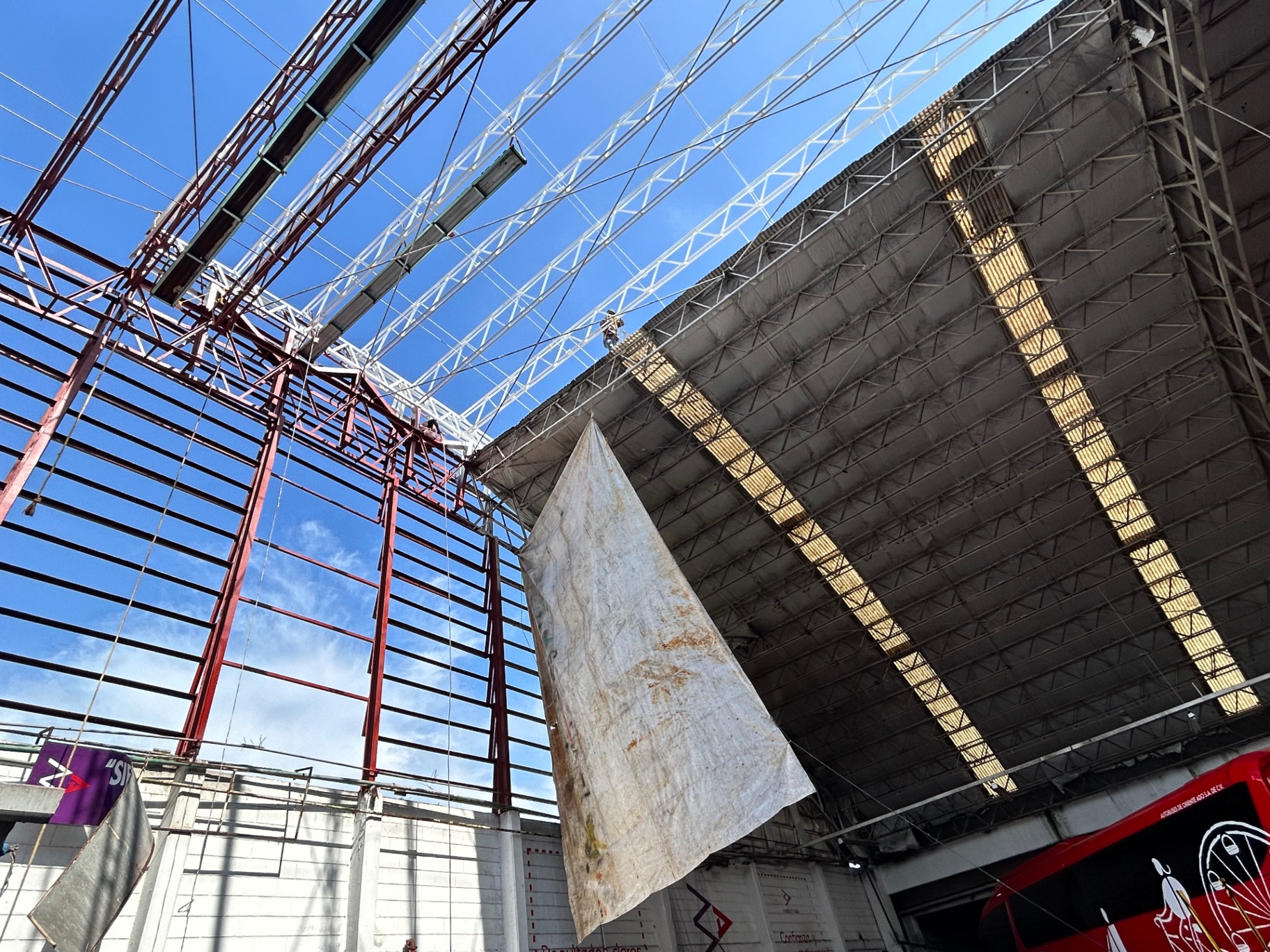 Estructura metálica en proceso de aplicación de recubrimiento en altura